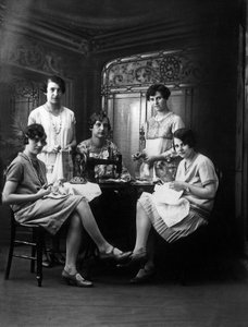 ورشة الخياطة، حوالي 1920 (صورة بالأبيض والأسود) بواسطة مصور فوتوغرافي فرنسي