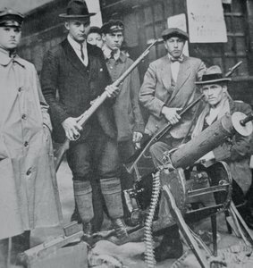 A group of insurrectionists occupy Munich railway station بواسطة مصور فوتوغرافي ألماني