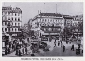 برلين: شارع Friedrichstrasse ، زاوية Unter den Linden (صورة b / w) بواسطة مصور فوتوغرافي ألماني