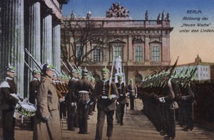 تغيير الحارس في Neue Wache ، Unter den Linden ، برلين ، ألمانيا (صورة ملونة) بواسطة مصور فوتوغرافي ألماني