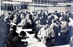 مواطنو ألمانيا الشرقية يصطفون للحصول على تصاريح لزيارة الأقارب في الغرب (صورة b / w) بواسطة مصور فوتوغرافي ألماني