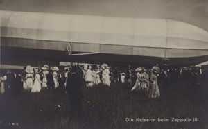 Empress Victoria Augusta of Germany with Zeppelin LZ III (b/w photo) بواسطة مصور فوتوغرافي ألماني