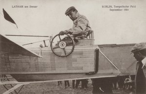 الطيار الفرنسي هوبرت لاثام في ضوابط طائرته ، مطار تمبلهوف ، برلين ، سبتمبر 1909 (b / w photo) بواسطة مصور فوتوغرافي ألماني
