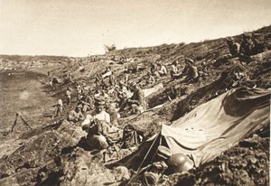 German infantry battalion in reserve position, during the advance north of Focsani, August 1917 (b/w photo) بواسطة مصور فوتوغرافي ألماني