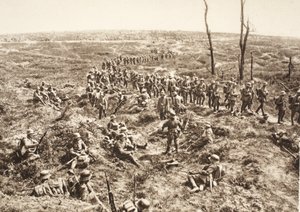 عبور المشاة الألمان فوق Chemin des Dames لمتابعة العدو المنسحب ، 27 مايو 1918 (b / w photo) بواسطة مصور فوتوغرافي ألماني