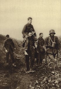 German infantryman with a leg wound being carried from the battlefield by British prisoners, World War I بواسطة مصور فوتوغرافي ألماني