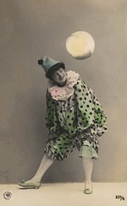 Girl dressed as a clown (colour photo) بواسطة مصور فوتوغرافي ألماني