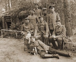 Group of German soldiers with a dog بواسطة مصور فوتوغرافي ألماني