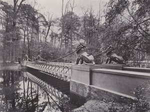 Im Tiergarten, Lowenbrucke (b/w photo) بواسطة مصور فوتوغرافي ألماني