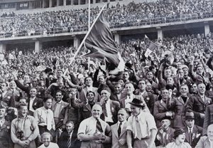 Italian fans supporting their athletes in the stadium at the Olympic Games, Berlin, Germany بواسطة مصور فوتوغرافي ألماني