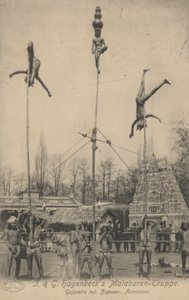 فرقة J & G Hagenbeck لأكروبات مالابار (صورة بالأبيض والأسود) بواسطة مصور فوتوغرافي ألماني