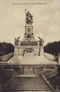 Nationaldenkmal ، نصب تذكاري لإحياء ذكرى توحيد ألمانيا ، Rudesheim am Rhein ، هيس (b / w photo) بواسطة مصور فوتوغرافي ألماني