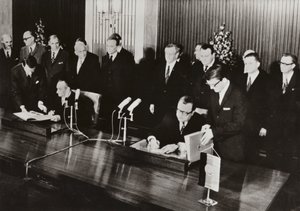 في 26 مايو 1972 ، تم توقيع معاهدة المرور ، وهي أول معاهدة دولة بين جمهورية ألمانيا الديمقراطية وجمهورية ألمانيا الاتحادية ، في عاصمة ألمانيا الديمقراطية ، برلين (صورة b / w) بواسطة مصور فوتوغرافي ألماني