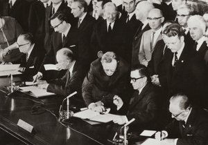 في 3 يونيو 1972 ، وقع وزراء خارجية الدول الأربع البروتوكول النهائي للاتفاقية الرباعية في برلين الغربية في المبنى الذي كان يستخدمه سابقًا مجلس التحكم المتحالف في القطاع الأمريكي من برلين الغربية (صورة b / w) بواسطة مصور فوتوغرافي ألماني