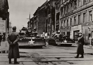 بدأت الاستفزازات الخطيرة بشكل خاص بين 24 و 28 أكتوبر 1961 عندما انتهك جنود أمريكيون مدججون بالسلاح ، مدعومين بالدبابات ، بشكل متكرر حدود الدولة لجمهورية ألمانيا الديمقراطية (صورة b / w) بواسطة مصور فوتوغرافي ألماني