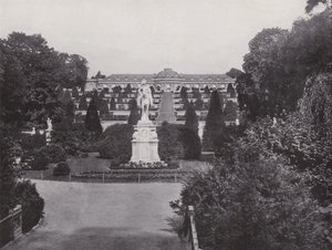 بوتسدام ، نصب تذكاري لـ Friedrich Des Grosse وإطلالة على قصر Sanssouci (صورة b / w) بواسطة مصور فوتوغرافي ألماني