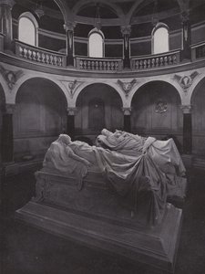 Potsdam, Friedenskirche, Mausoleum mit Sarkophagen des Kaisers und der Kaiserin Friedrich (b/w photo) بواسطة مصور فوتوغرافي ألماني