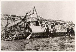 أنقاض Zeppelin LZ10 "Schwaben" بعد تدميرها في 28 يونيو 1912 (b / w photo) بواسطة مصور فوتوغرافي ألماني