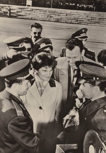 تم الترحيب بفالنتينا تيريشكوفا-نيكولاييفا ويوري غاغارين بحرارة عندما زارا حرس الحدود في برلين في 20 أكتوبر 1963 (صورة b / w) بواسطة مصور فوتوغرافي ألماني