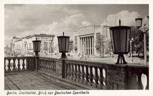 منظر لـ Deutsche Sporthalle ، Stalinallee ، برلين الشرقية ، خمسينيات القرن العشرين (صورة بالأبيض والأسود) بواسطة مصور فوتوغرافي ألماني