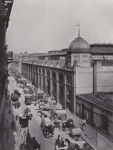 أمام Central-Markthalle على Alexander-Platz (صورة b / w) بواسطة مصور فوتوغرافي ألماني