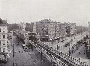 Wiener Strasse مع محطة سكة حديد مرتفعة (b / w photo) بواسطة مصور فوتوغرافي ألماني