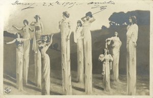 Women on stilts dressed as asparagus (b/w photo) بواسطة مصور فوتوغرافي ألماني