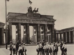 يأتي رواد يونغ إلى بوابة براندنبورغ ، معلم برلين ، لرؤية أصدقائهم ، حرس الحدود (صورة بالأبيض والأسود) بواسطة مصور فوتوغرافي ألماني