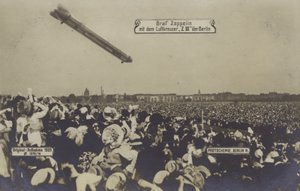Zeppelin LZ III flying over Berlin بواسطة مصور فوتوغرافي ألماني