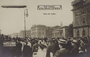 Zeppelin LZ III flying over Unter den Linden, Berlin بواسطة مصور فوتوغرافي ألماني