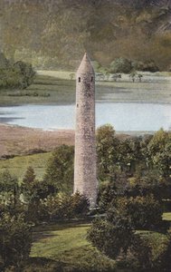 أيرلندا: Ancient Round Tower ، Glendalough ، County Wicklow (صورة ملونة) بواسطة المصور الأيرلندي