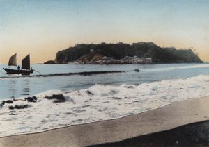 اليابان ، حوالي عام 1912: شوهدت جزيرة إنوشيما بالقرب من كاماكورا (الصورة) بواسطة مصور فوتوغرافي ياباني