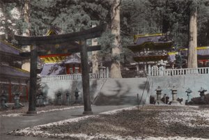اليابان ، حوالي عام 1912: ضريح وأرض لأول شوغون ، إياسو من سلالة توكوغاوا ، نيكو البالغ من العمر 300 عام تقريبًا (صورة) بواسطة مصور فوتوغرافي ياباني