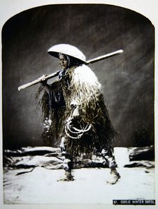 عتال ياباني بملابسه الشتوية ، حوالي عام 1900 (صورة ملونة) بواسطة مصور فوتوغرافي ياباني
