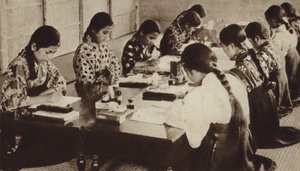 تلاميذ المدارس اليابانية في الفصل (صورة b / w) بواسطة مصور فوتوغرافي ياباني