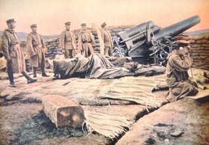 Japanese siege gun in action against the German fortress of Tsingtao on the China coast بواسطة مصور فوتوغرافي ياباني