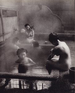 حمام عام (b / w photo) بواسطة مصور فوتوغرافي ياباني