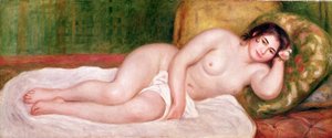 أنثى عارية على الأريكة