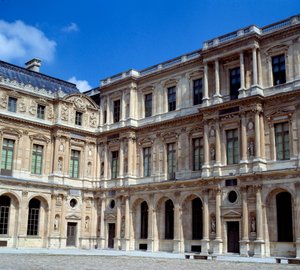 الهندسة المعمارية: منظر للصحن المربع في متحف اللوفر. أنجزه بيير ليسكوت (1515-1578) بواسطة بيير ليسكوت