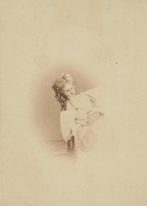 [منقوش يجلس في فستان ريتروسيتا] ، 1861-1867.