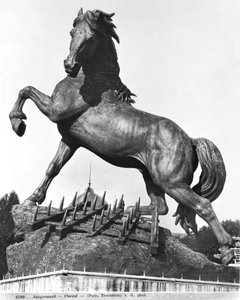 حصان مسلح ، أمام أول قصر تروكاديرو شيد للمعرض العالمي في عام 1878 ، 1878 (برونزية)