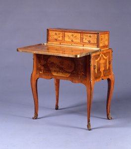 الجدول الانتقالي a la Bourgogne (خشب التوليب والتطعيم المركب على Ormolu) (انظر أيضًا 463011 و 463013 و 463014)
