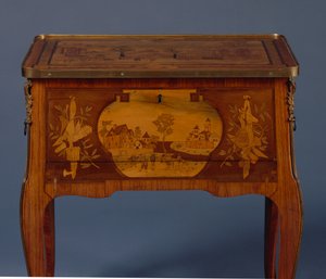 الجدول الانتقالي a la Bourgogne ، التفاصيل (خشب التوليب والتطعيم المركب على Ormolu) (انظر أيضًا 463012 و 463013 و 463014)