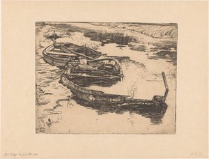 ثلاثة زوارق غارقة في خندق