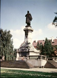 تمثال آدم ميكيفيتش (1798-1855) نصب عام 1898 بواسطة المدرسة البولندية
