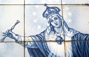 تفاصيل لمريم العذراء من لوحة زخرفية تظهر سحق الثعبان ، لاميجو ، البرتغال. 1738 (سيراميك) بواسطة المدرسة البرتغالية