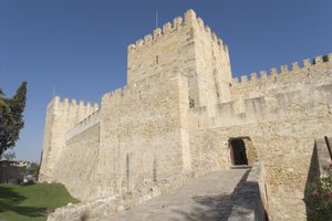 المنظر الخارجي للقلعة بواسطة المدرسة البرتغالية