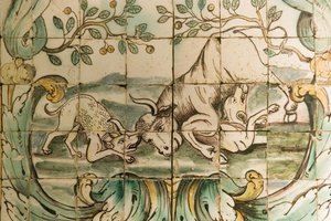 بلاط Majolica يصور الكلاب التي تهاجم الثور ، من The Hunting Room في Palacio da Praia ، Belem ، c.1680 (سيراميك) بواسطة المدرسة البرتغالية