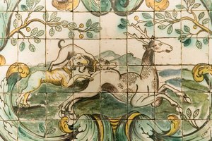 بلاط Majolica يصور الكلاب التي تطارد الغزلان من The Hunting Room في Palacio da Praia ، Belem ، c.1680 (سيراميك) بواسطة المدرسة البرتغالية