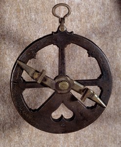 Measuring instrument: 16th century Portuguese nautical astrolabe. Oxford. University بواسطة المدرسة البرتغالية